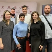 Mgr. Orikhan, doc. Morkišová, Mgr. Melnyk, Dr. Korečko a Dr. Vravec počas workshopu o kybernetickej bezpečnosti na Mestskom úrade v Prešove (v roku 2025)
