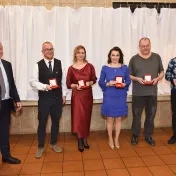 doc. Jenčová a prof. Lyócsa pri udelení pamätnej medaily pri príležitosti 20. výročia založenia FMEO PU v Prešove (v roku 2024)
