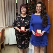 doc. Jenčová a Mgr. Stríšová po udelení pamätnej medaily pri príležitosti 20. výročia založenia FMEO PU v Prešove (v roku 2024)