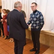 prof. Lyócsa pri udelení pamätnej medaily pri príležitosti 20. výročia založenia FMEO PU v Prešove (v roku 2024)