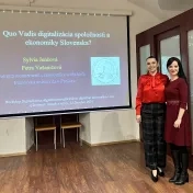 doc. Jenčová a doc. Vašaničová počas workshopu Digitalizácia, digitálna transformácia, digitálna ekonomika: trendy a výzvy (v roku 2024)