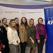 Mgr. Orikhan, Mgr. Melnyk, doc. Vašaničová, Dr. Miškufová a doc. Jenčová počas prednášky spoločnosti KPMG (v roku 2024)