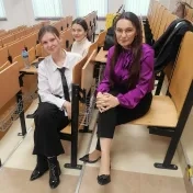 Mgr. Melnyk, Mgr. Orikhan a doc. Jenčová počas prednášky spoločnosti KPMG (v roku 2024)