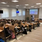 doc. Rovňák počas prednášky spoločnosti KPMG (v roku 2024)