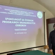 Dr. Bačinský počas workshopu Aplikácia moderných trendov v kvantitatívnych metódach vo výučbe finančných a manažérskych predmetov (v roku 2024)