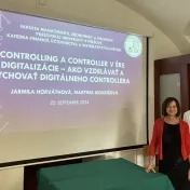 doc. Horváthová a doc. Mokrišová počas workshopu Aplikácia moderných trendov v kvantitatívnych metódach vo výučbe finančných a manažérskych predmetov (v roku 2024)