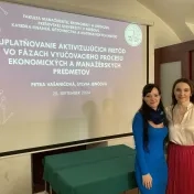 doc. Vašaničová a doc. Jenčová počas workshopu Aplikácia moderných trendov v kvantitatívnych metódach vo výučbe finančných a manažérskych predmetov (v roku 2024)