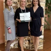 Dr. Jusková pri príležitosti udelenia bronzovej medaily s Dr. Miškufovou a doc. Jenčovou (v roku 2024)