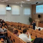Prednáška odborníkov z praxe v oblasti financií, investovania a bankovníctva