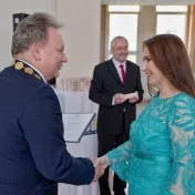 doc. Jenčová pri prevzatí pamätnej medaily rektora PU pri príležitosti životného jubilea (v roku 2023)
