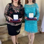 doc. Jenčová a Mgr. Stríšová pri prevzatí pamätnej medaily rektora PU pri príležitosti životného jubilea (v roku 2023)