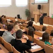 Prednáška odborníkov z praxe v oblasti financií, investovania a bankovníctva