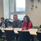 doc. Jenčová a prof. Bačík počas zasadnutia AS PU (v roku 2024)