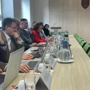 doc. Jenčová a prof. Bačík počas zasadnutia AS PU (v roku 2024)