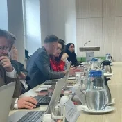 doc. Jenčová a prof. Bačík počas zasadnutia AS PU (v roku 2024)