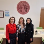 doc. Ing. Sylvia Jenčová, PhD., podpredsedníčka AS PU doc. Mgr. Rút Lenková, PhD. a členka AS PU PhDr. Mgr. Jana  Cinová, PhD. počas zasadnutia AS PU (v roku 2024)
