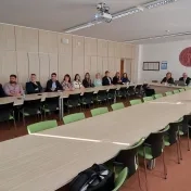 Dr. Bačinský, Dr. Jusková a doc. Jenčová počas verejného vypočutia ako súčasti výberového konania na obsadenie funkcie dekana FMEO (v roku 2025)