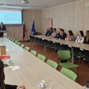 Dr. Bačinský a Dr. Jusková počas verejného vypočutia ako súčasti výberového konania na obsadenie funkcie dekana FMEO (v roku 2025)