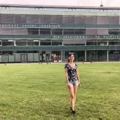 doc. Vašaničová v priestoroch areálu Universität Innsbruck (v roku 2024)