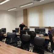 Dr. Bačinský a Dr. Miškufová počas kurzu Základy analýzy dát v programovacom jazyku R (v roku 2023)