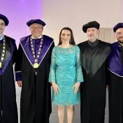 Dekan FMEO, prvý prodekan, prodekan pre vedu, výskum a marketing, členovia AS PU a AS FMEO počas promócií (v roku 2024)