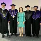 Dekan FMEO, prvý prodekan, prodekan pre vedu, výskum a marketing, členovia AS PU a AS FMEO počas promócií (v roku 2024)