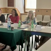 Dr. Miškufová, doc. Jenčová, prof. Kiseľáková počas bakalárskych štátnych skúšok (v roku 2024)