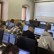 Študenti 2. ročníka magisterského štúdia počas semináru "aplikovaná štatistika" pod vedením doc. Vašaničovej (v roku 2023)