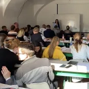 Študenti 3. ročníka bakalárskeho štúdia počas prednášky "finančno-ekonomická analýza" pod vedením doc. Jenčovej (v roku 2023)