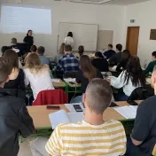 Študenti 1. ročníka magisterského štúdia počas semináru "finančný manažment" pod vedením Dr. Košíkovej (v roku 2023)
