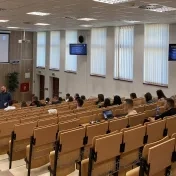 Študenti 3. ročníka bakalárskeho štúdia počas prednášky "IT v manažmente a manažment informačných systémov" pod vedením Dr. Korečka (v roku 2023)