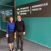 doc. Jenčová a prof. Zmeškal na pôde Ekonomickej fakulty VŠB - TUO v Ostrave (v roku 2024)
