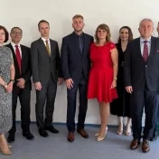 doc. Ing. Sylvia Jenčová, PhD. ako recenzentka počas obhajoby dizertačnej práce Mgr. Mareka Nagya so školiteľkou doc. Ing. Katarínou Valáškovou, PhD., predsedom komisie prof. Ing. Tomášom Klieštikom, PhD., recenzentom prof. Ing. Hussamom Musom, PhD., členmi komisie prof. Ing. Zdenkou Musovou, PhD., prof. Ing. Pavlom Kráľom, PhD., doc. Ing. Stanislavom Zábojníkom, PhD. a doc. Ing. Pavlom Ďuranom, PhD. na ŽU v Žiline (v roku 2025)