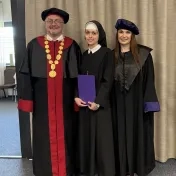doc. Ing. Sylvia Jenčová, PhD. a prof. Ing. Peter Adamišin, PhD. (prorektor pre stratégiu a marketing) počas promócií (v roku 2024)