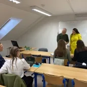 doc. Jenčová a Dr. Petruška počas Klubu mladých štatistikov (v roku 2023)