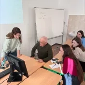 Dr. Petruška, Mgr. Melnyk a Mgr. Orikhan počas Klubu mladých štatistikov (v roku 2025)