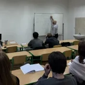 Dr. Petruška počas Klubu mladých štatistikov (v roku 2025)