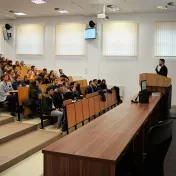 Dalibor Cicman z GymBeam prednášal našim študentom