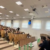 Prezentácia možností praxe/stáže v hoteloch a rezortoch na Sardínii a pri jazere Lago di Garda na FMEO. Majitel ITI-hotels Marco Loi, Generálny riaditeľ Fabio Panzino, Majiteľ agentúry EUROPE 3000 Darvin Foglieni, Asistentka EUROPE 3000 Blanka Bednérová 