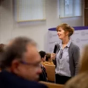 Dr. Julie Felker, DBA, hosťujúca učiteľka na FMEO v rámci programu Fulbright, 2024, prednáška v aule FMEO na tému "Build Your Self-Confidence"