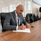 Zástupcovia partnerskej agentúry MK Malta Recruitment Agency počas prednášky, na ktorej prezentovali ponuku letných stáží na Malte v roku 2026 pre študentov FMEO