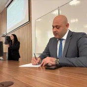 Zástupcovia partnerskej agentúry MK Malta Recruitment Agency počas prednášky, na ktorej prezentovali ponuku letných stáží na Malte v roku 2026 pre študentov FMEO