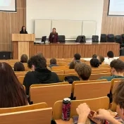 Zástupcovia partnerskej agentúry MK Malta Recruitment Agency počas prednášky, na ktorej prezentovali ponuku letných stáží na Malte v roku 2026 pre študentov FMEO