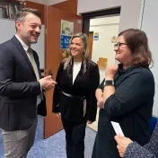 Prodekanka pre zahraničné vzťahy FMEO, doc. Mgr. Eva Benková, sa zúčastnila stretnutia pri príležitosti oficiálnej návštevy veľvyslanca Francúzskej republiky, Jeho Excelencie pána Nicolasa Surana, na Prešovskej univerzite.