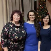Mgr. Stríšová, doc. Jenčová a doc. Vašaničová počas vianočného posedenia (v roku 2024)