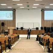 Jan Kuzma from the partner agency Across Agency – Work Study Travel during a lecture for students of the Faculty of Management, Economics and Business_2025.