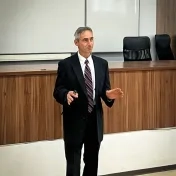 Jan Kuzma from the partner agency Across Agency – Work Study Travel during a lecture for students of the Faculty of Management, Economics and Business_2025.