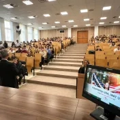 Jan Kuzma from the partner agency Across Agency – Work Study Travel during a lecture for students of the Faculty of Management, Economics and Business_2025.