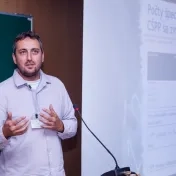 Dilemy inkluzívneho procesu v edukácii so zameraním na socializáciu osôb so špeciálnymi potrebami
