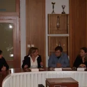 1 tlačová konferencia